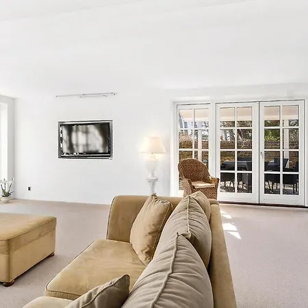 Semesterbostad Beautiful In W/ 5 Bedrooms *