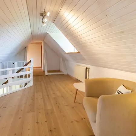 Semesterbostad Beautiful In W/ 5 Bedrooms *