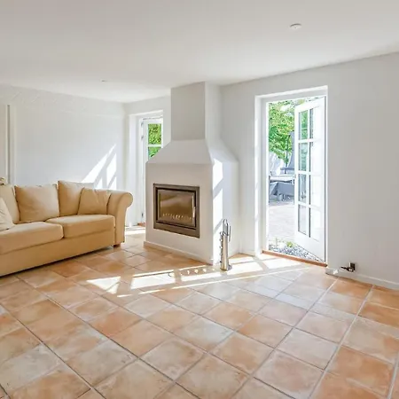 Semesterbostad Beautiful In W/ 5 Bedrooms