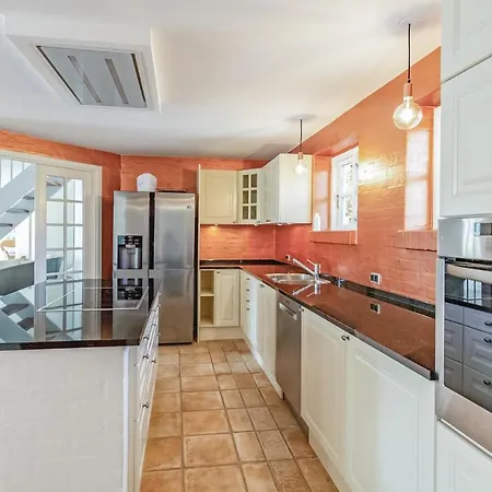Semesterbostad Beautiful In W/ 5 Bedrooms *