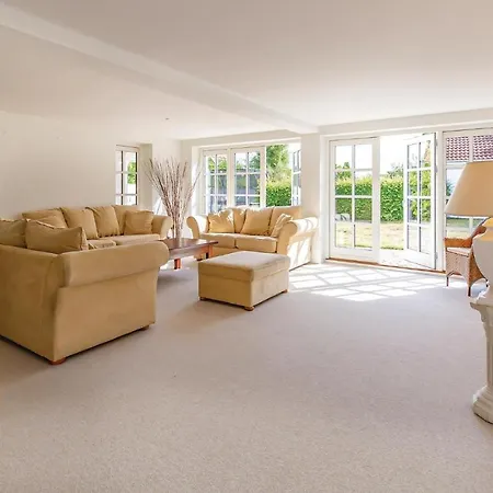 Semesterbostad Beautiful In W/ 5 Bedrooms *