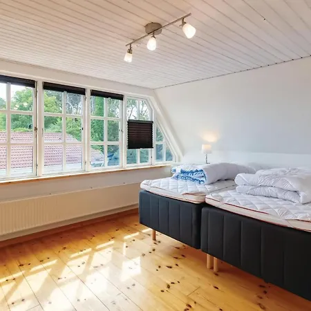 Semesterbostad Beautiful In W/ 5 Bedrooms *